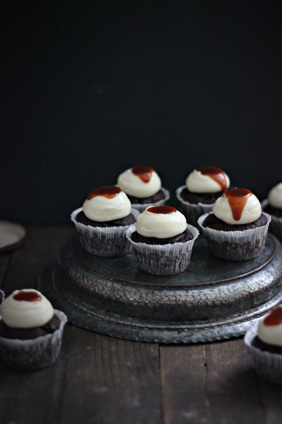 CHOKOLADE CUPCAKES MED SALT KARAMEL OG CREAM CHEESE FROSTING