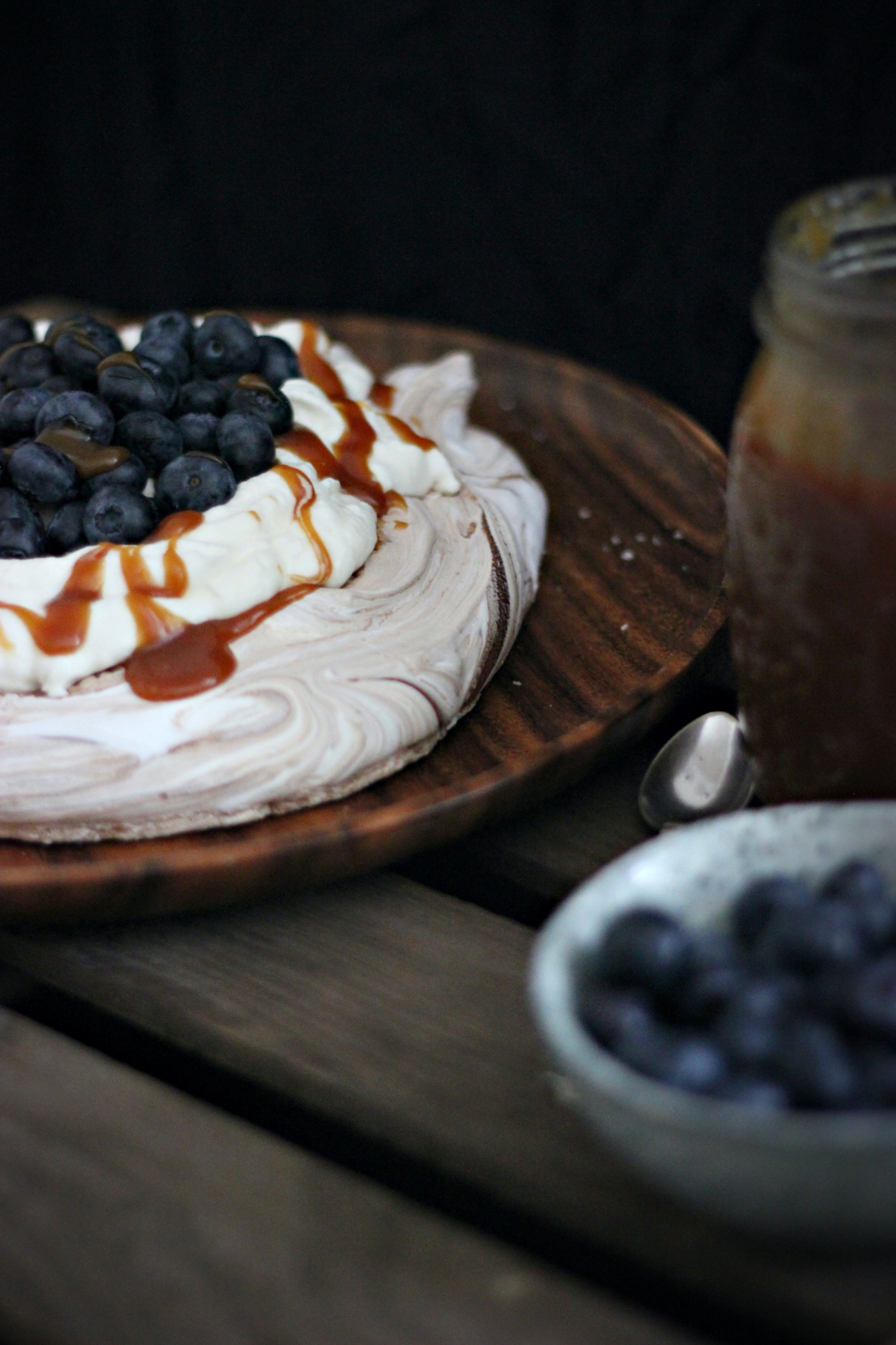 CHOKOLADE OG KARAMEL PAVLOVA