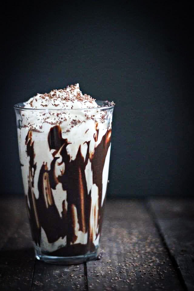 VANILJE MILKSHAKE MED CHOKOLADE SAUCE
