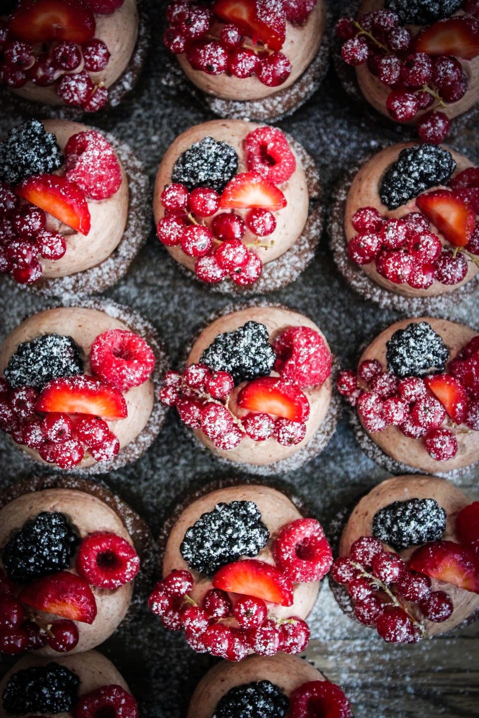 CHOCOLATE CUPCAKES WITH BERRIES