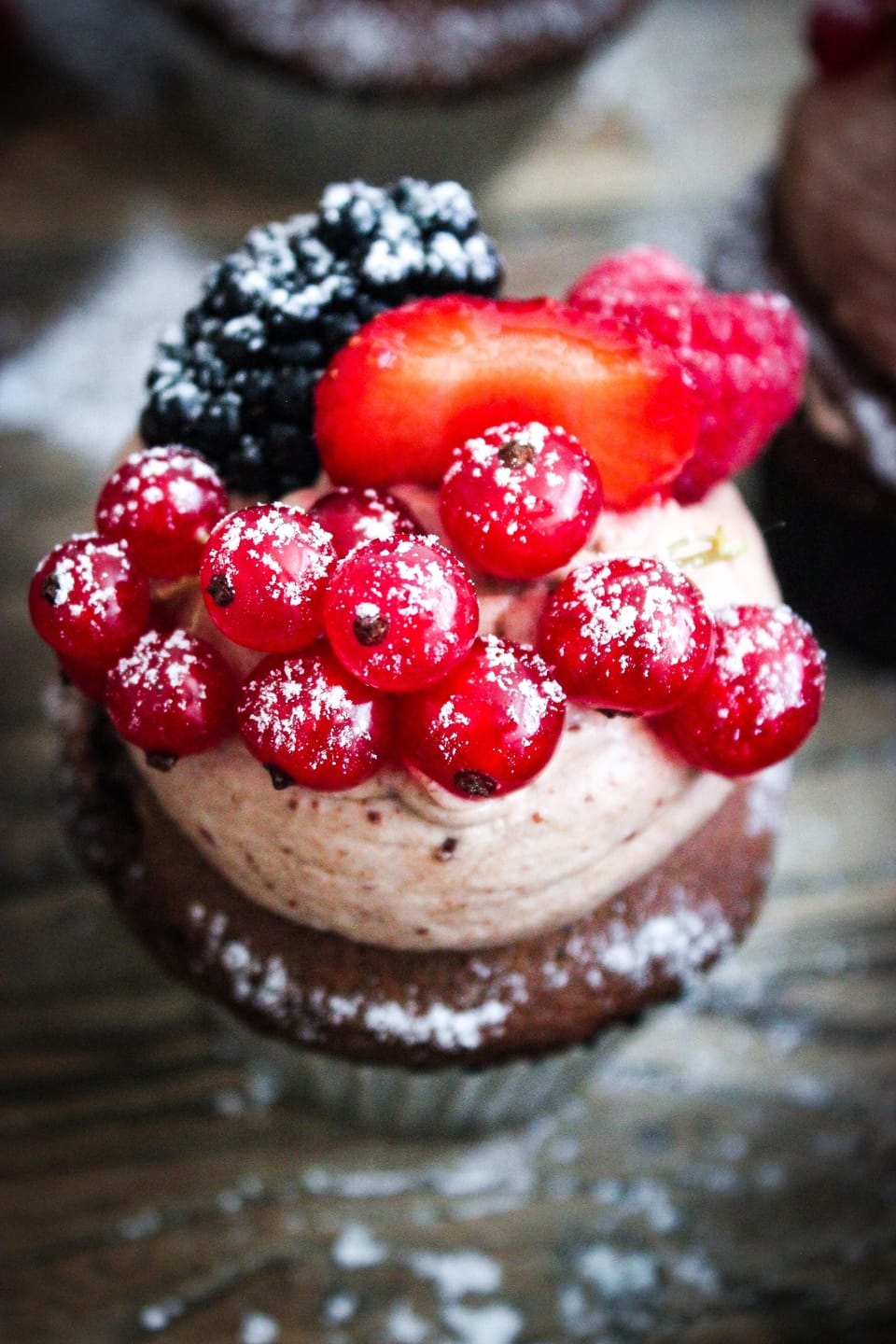 CHOCOLATE CUPCAKES WITH BERRIES