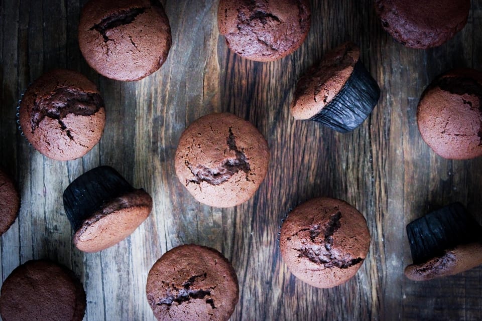 CHOCOLATE CUPCAKES WITH BERRIES